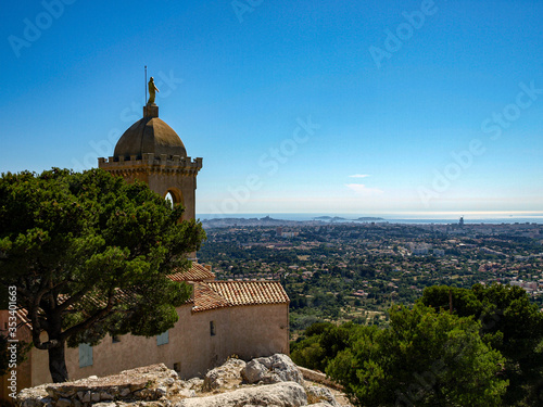 Allauch Statue de la Vierge Marie regardant Marseille et la méditerranée