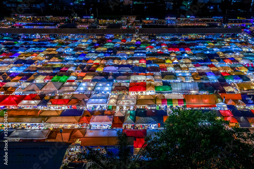 タラートロットファイラチャダーの夜景（タイ王国）