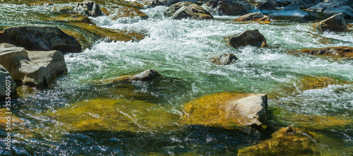 Wasser im Bach