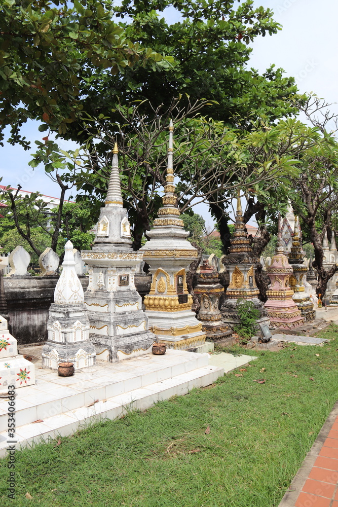 Tombeaux à Vientiane, Laos