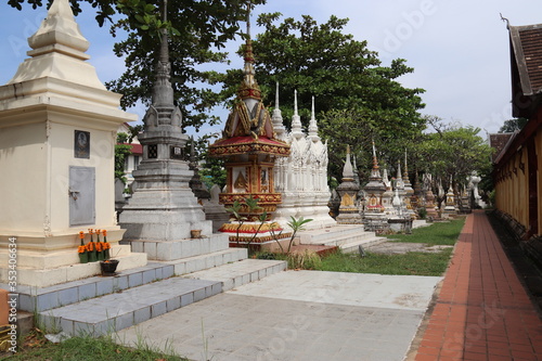 Tombeaux à Vientiane, Laos photo