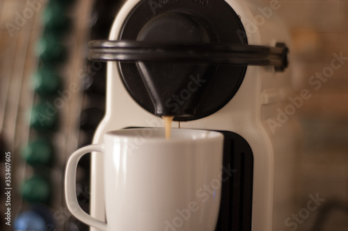 cafetera expresa preparando un café