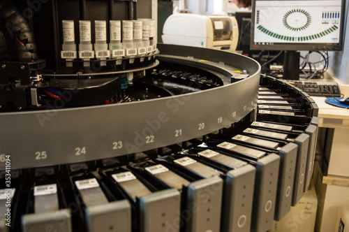 maquina de inmunohistoquimica en laboratorio de anatomía patológica