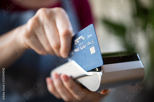 Obraz na plátne Waitress swiping credit card on pos