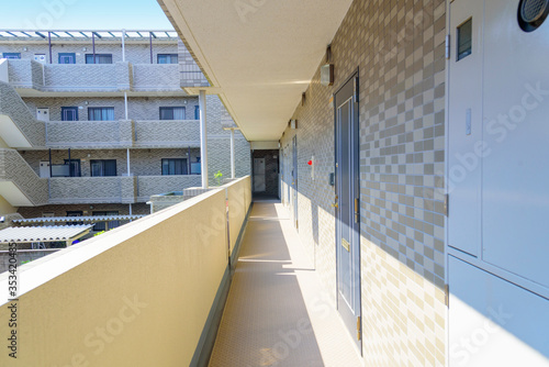 マンションの廊下（横）
