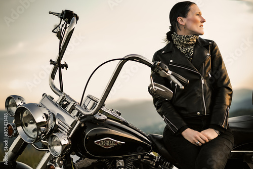 Donna Harleyista in Moto photo