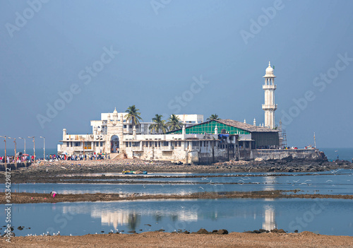 Obraz na płótnie Mumbai. India. Haji Ali Dargah mosque in Mumbai in Arabian sea. it is Top tourist attraction in Mumbai w salonie