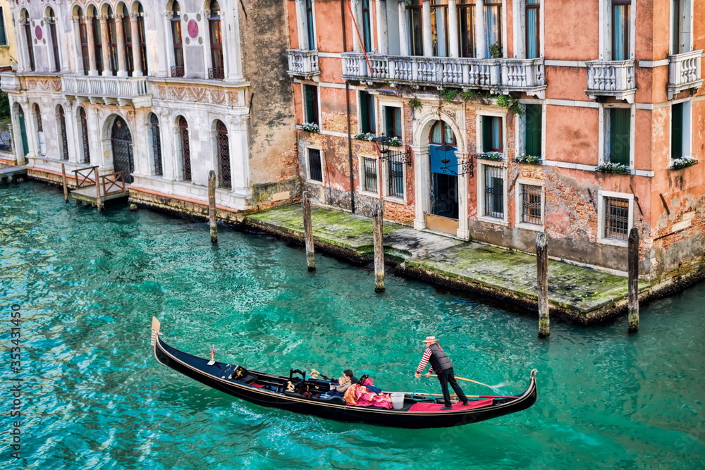 venedig, italien - gondelfahrt auf dem canal grande