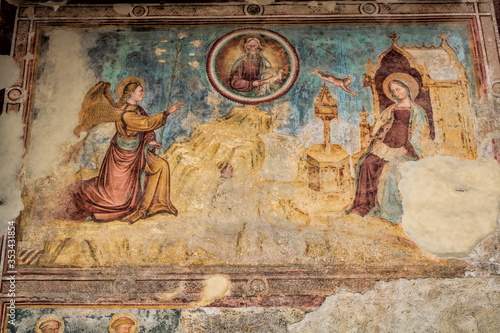 bassano del grappa, italien - historisches mosaik an der außenfassade von san francesco