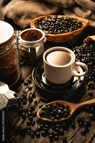 Café sobre tablas de madera, café molido y granos de café