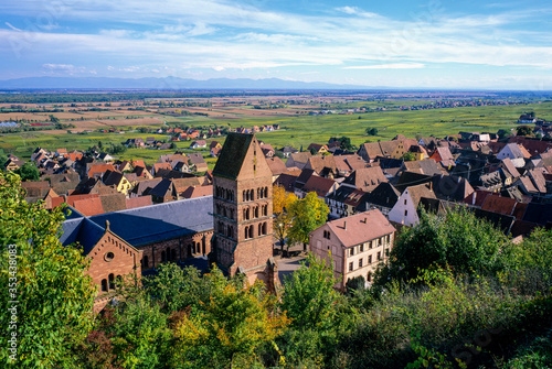 Village de Gueberschwihr dans le vignoble alsacien en France