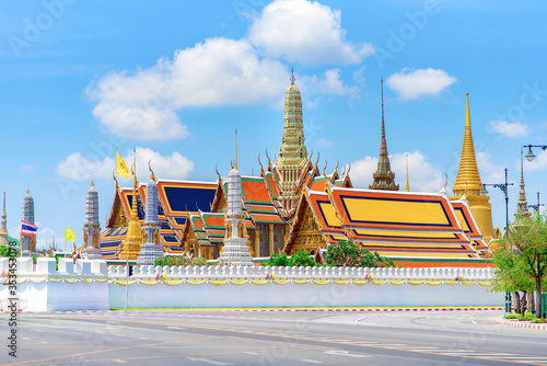 Schilderij op canvas Wat Phra Kaew, Temple of the Emerald Buddha, temple on blue sky in Bangkok/Thailand