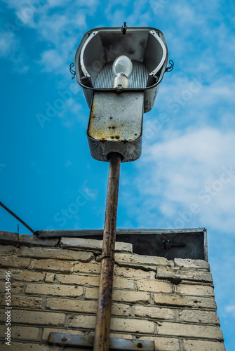 Wysłużona, stara, uliczna lampa. photo