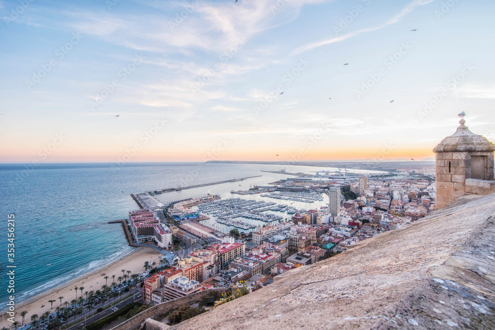 Obraz premium Santa Barbara Castle on Mount Benacantil above Alicante, Valencia, Spain