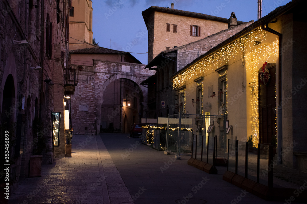 Restaurante elegante en pueblo medieval de Italia iluminado por luces cálidas en el anochecer 