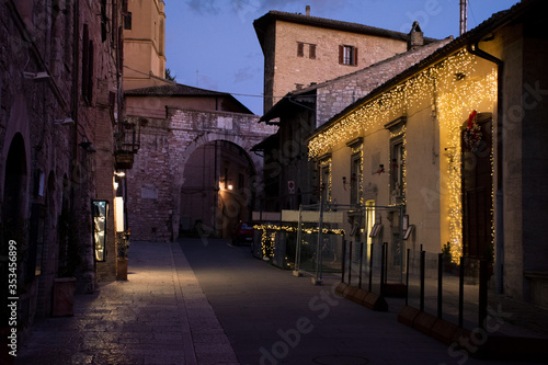 Fototapeta Naklejka Na Ścianę i Meble -  Restaurante elegante en pueblo medieval de Italia iluminado por luces cálidas en el anochecer 