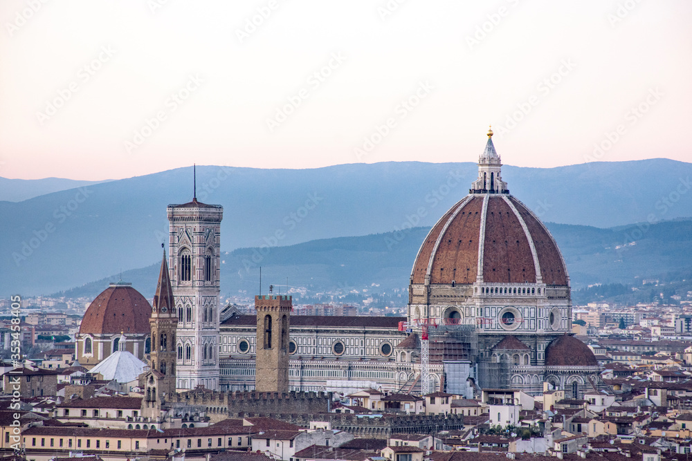 Catedral de Florencia en el atardecer con colinas de fondo