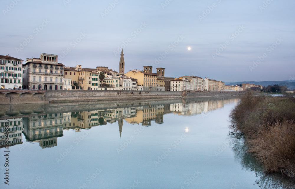 Vista de ciudad europea reflejada en aguas de un río 