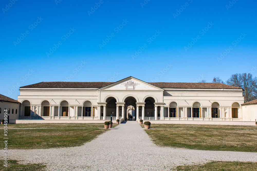 Palacio histórico del renacimiento en día soleado, ciudad de Mantova  