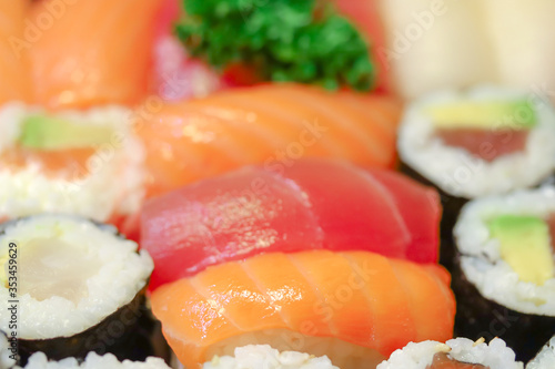 plateau de sushi et maki