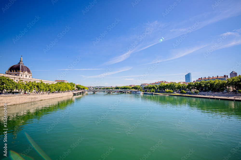 Le Rhône dans le centre ville de Lyon