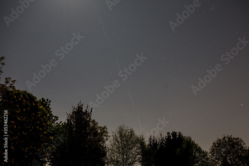Starlink-Satelliten bei Nacht