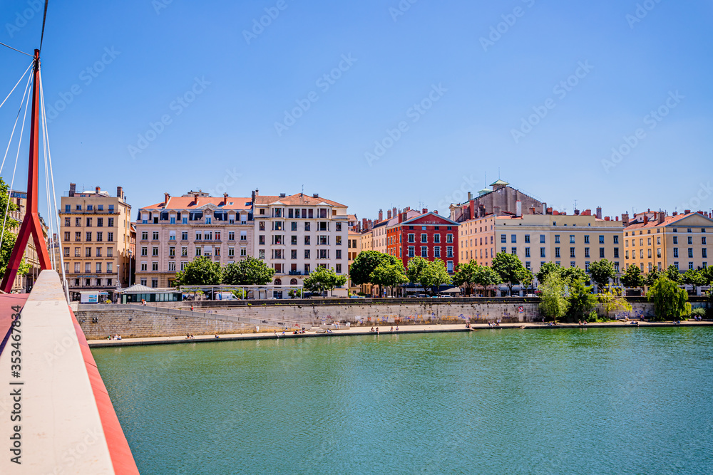 Obraz premium Vue sur Lyon depuis la Passerelle du Palais de Justice