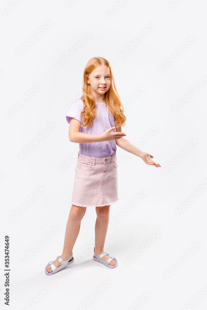 Naklejka premium cute red-haired girl gestures and laughs