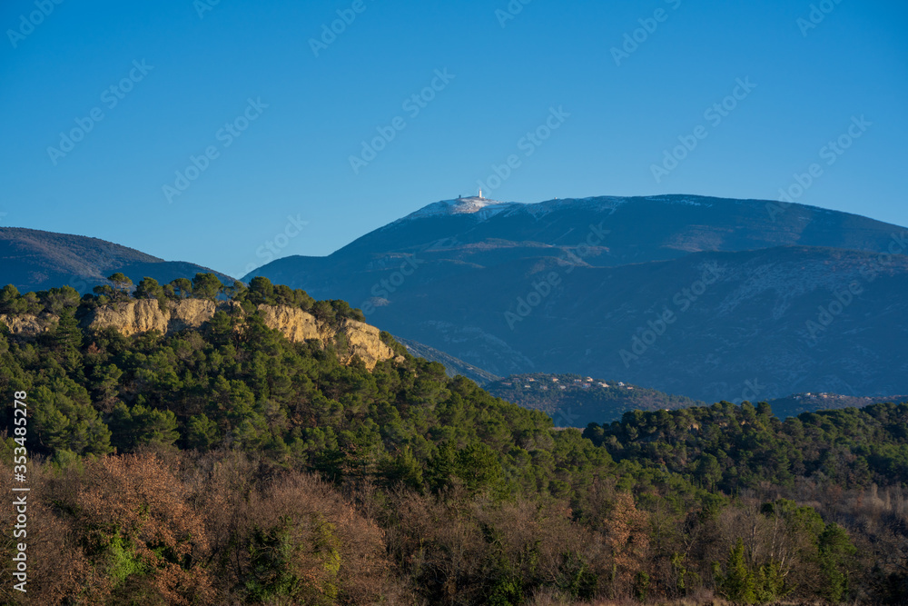 Vue d'automne  sur le Mont-Ventoux en Provence