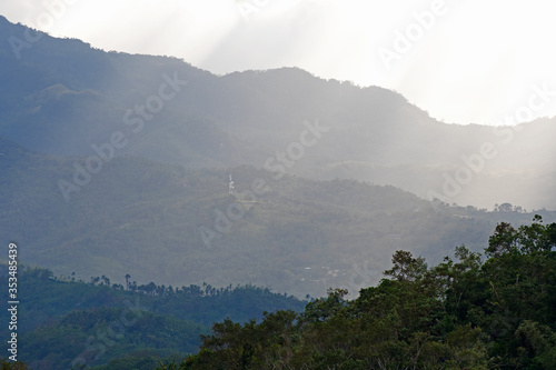 Foto Cloudy sunset over jungle covered mountain, Philippines