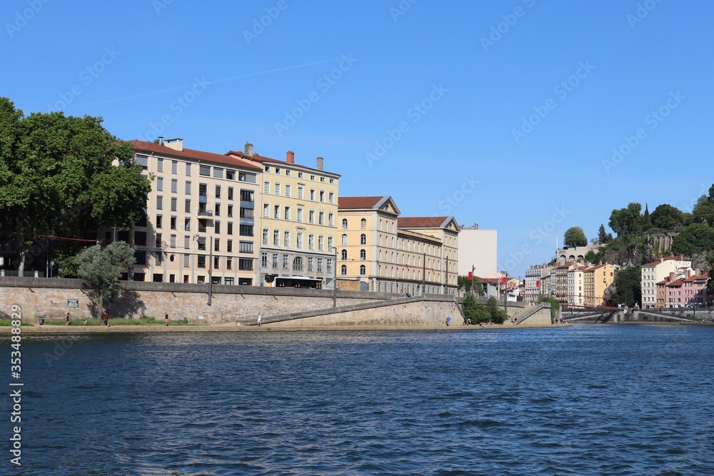 Le quai Saint Vincent à Lyon au bord de la rivière Saône - Ville de Lyon - Département du Rhône - France