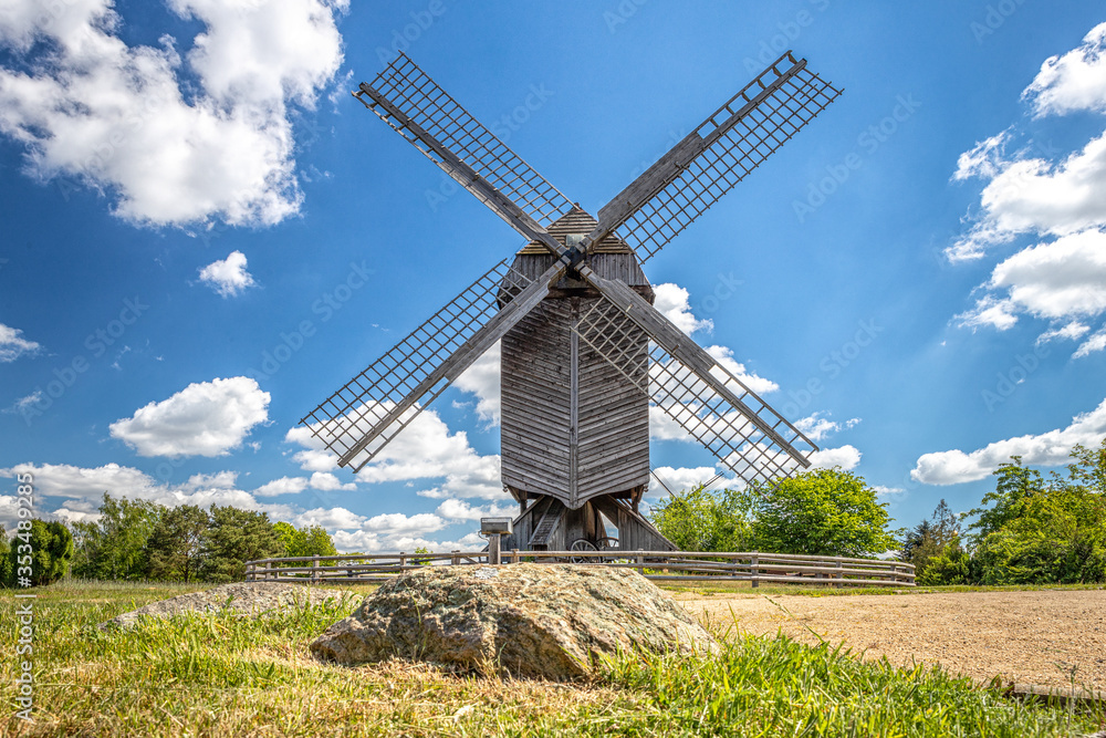 bockswindmühle unter blauem Himmel bockswindmühle unter blauem Himmel