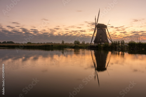 Discover the splendid windmills of Kinderdijk to see how the Dutch have been controlling the waters for over 1000 years. It’s a unique spectacle! © Annemieke
