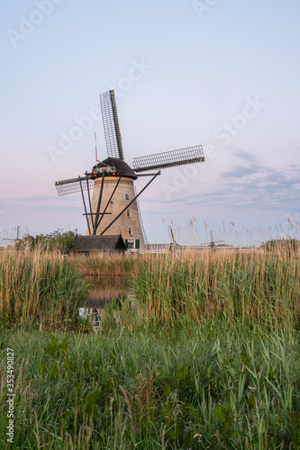 Discover the splendid windmills of Kinderdijk to see how the Dutch have been controlling the waters for over 1000 years. It’s a unique spectacle!