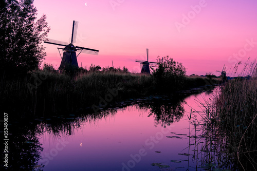 Discover the splendid windmills of Kinderdijk to see how the Dutch have been controlling the waters for over 1000 years. It’s a unique spectacle!