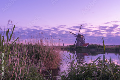 Discover the splendid windmills of Kinderdijk to see how the Dutch have been controlling the waters for over 1000 years. It’s a unique spectacle!