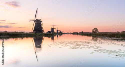 Discover the splendid windmills of Kinderdijk to see how the Dutch have been controlling the waters for over 1000 years. It’s a unique spectacle!