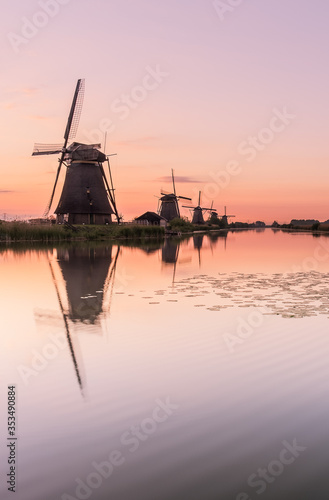 Discover the splendid windmills of Kinderdijk to see how the Dutch have been controlling the waters for over 1000 years. It’s a unique spectacle!
