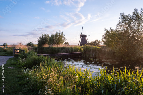Discover the splendid windmills of Kinderdijk to see how the Dutch have been controlling the waters for over 1000 years. It’s a unique spectacle!