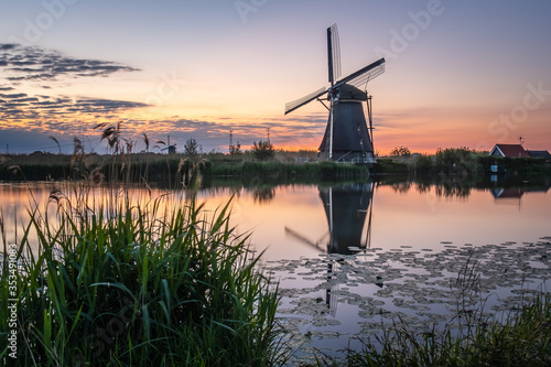 Discover the splendid windmills of Kinderdijk to see how the Dutch have been controlling the waters for over 1000 years. It’s a unique spectacle!