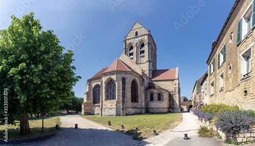 Konstfotografi Church of Notre-Dame-de-l'Assomption - Parish Catholic Church located in Auvers-sur-Oise, in France