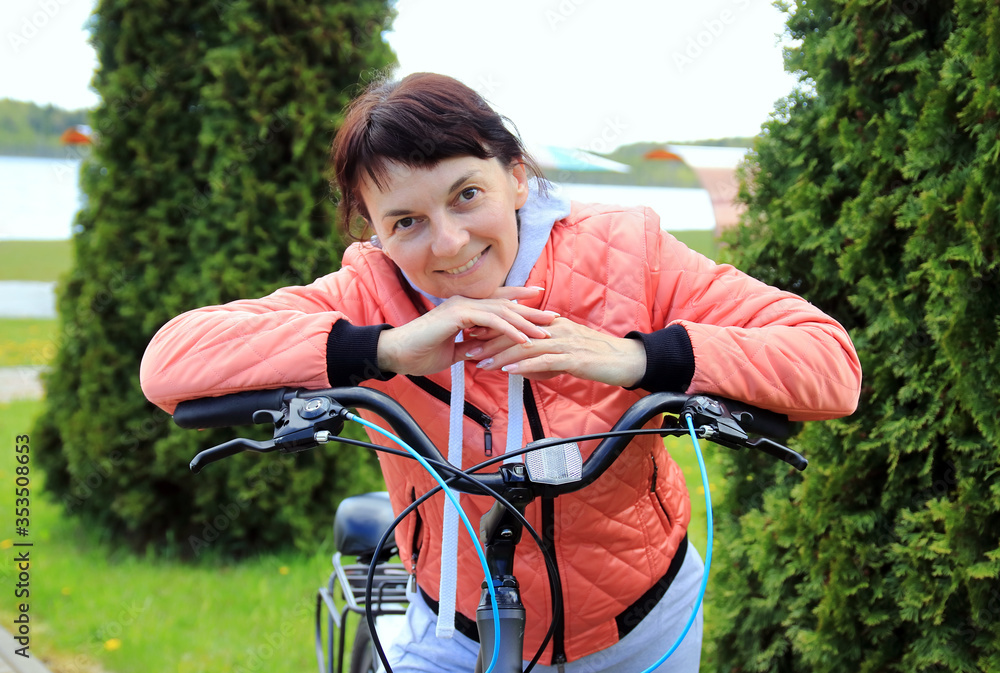 Obraz premium woman on bicycle on vacation