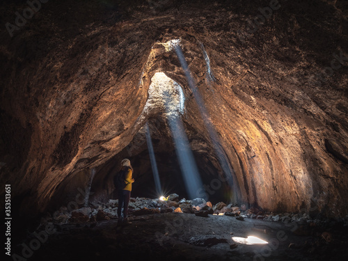 Hiker discovers hidden Skylight Cave in Oregon