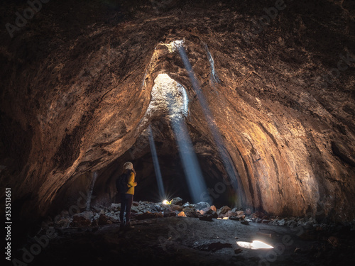 Εκτύπωση καμβά Hiker discovers hidden Skylight Cave in Oregon