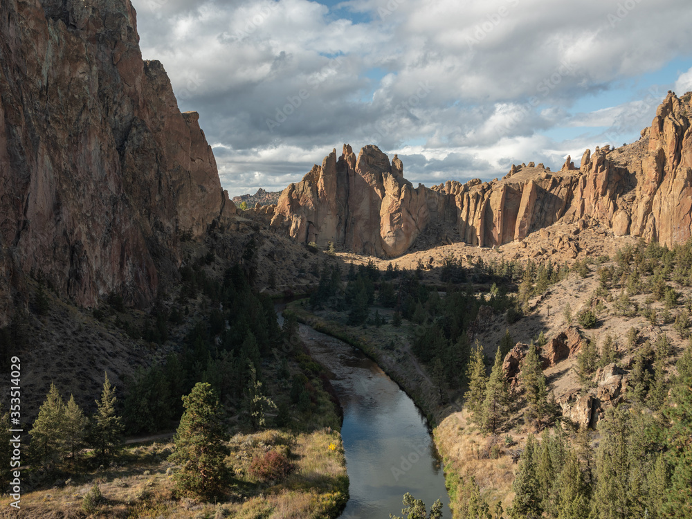 Canyon & river viewpoint at Smith Rock State Park in Oregon