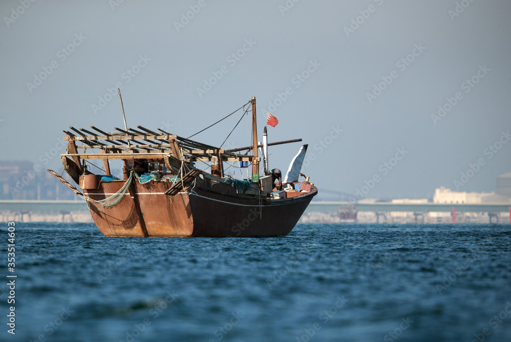 Obraz premium Fishermen traveling on traditional dhows for fishing