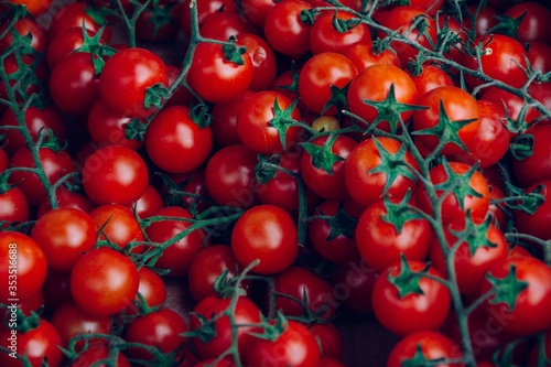 Fotografia Horizontal shot of brunches of fresh red cherry tomatoes