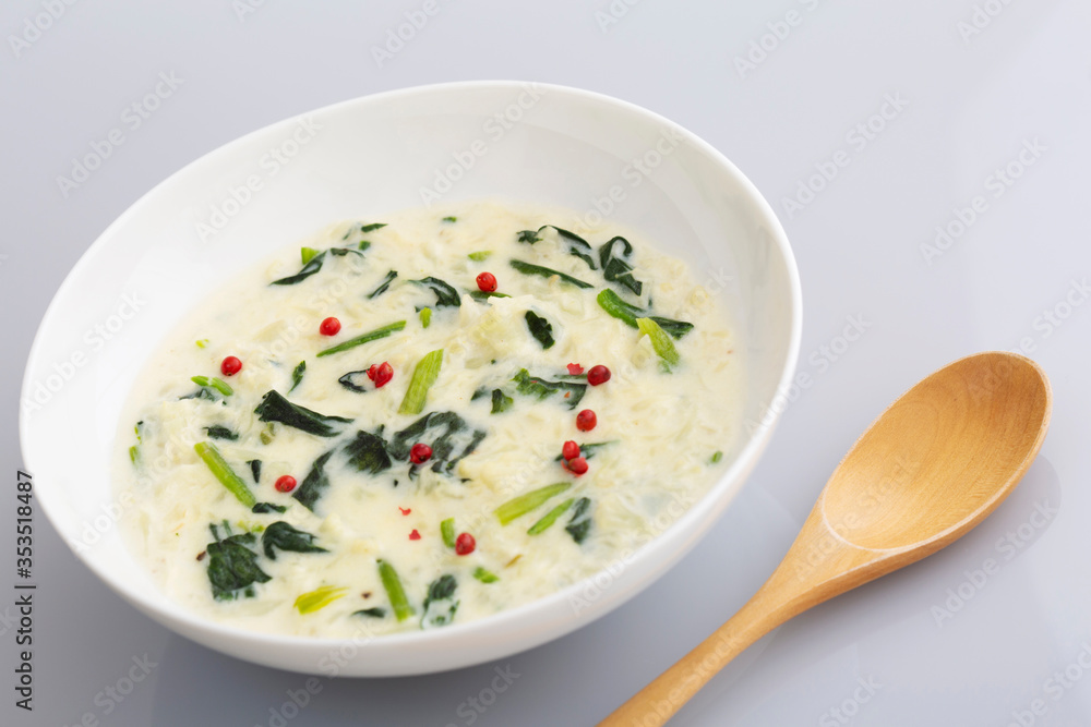 身体に良い食事。
カリフラワーとほうれん草のスープ。 身体に良い食事。
カリフラワーとほうれん草のスープ。