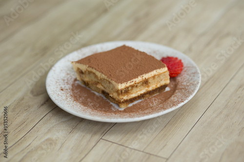 Porción de postre tiramisu  photo