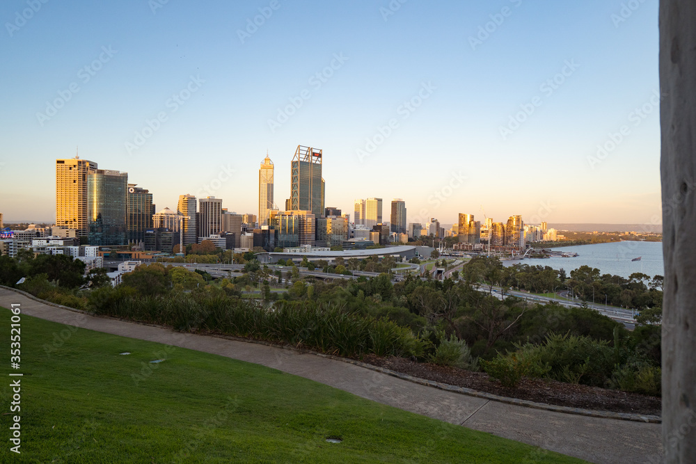 Obraz premium Golden sunrise over the Perth city center. A beautiful light catching the buildings as people start their day. 